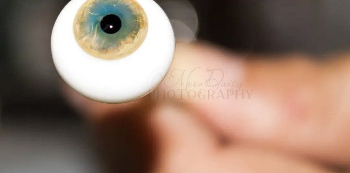 A borosilicate glass eye on the rod by Jose Valdes